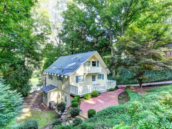 Adorable Lakefront Cottage