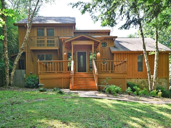 Great Cabin Feel In Berkeley Lake!